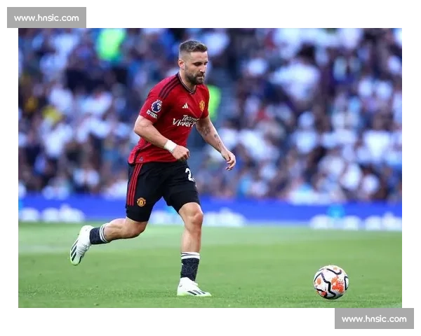 韦斯・布朗盛赞姆贝乌莫加盟曼联：红魔下赛季前景可期