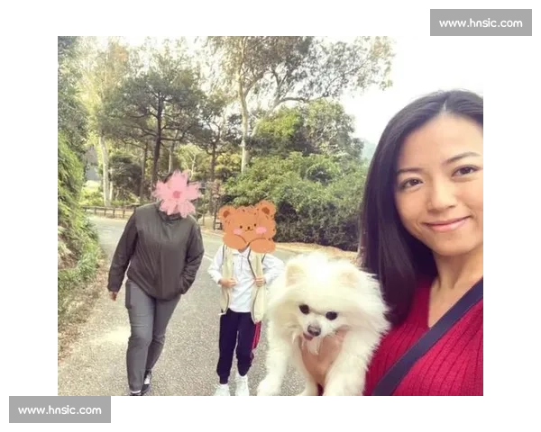 尔冬升女友晒 9 岁女儿近照：萌娃从容应对粉丝，“片场暴君” 变身慈父